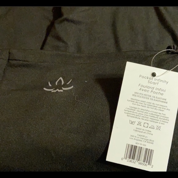 NWT Beyond Yoga infinity scarf neck wrapwith zip hidden pocket black athletic - Picture 3 of 4